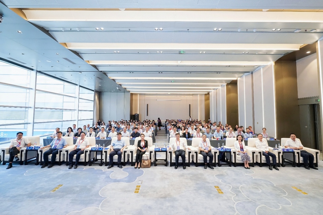 一群人在雪地上AI 生成的内容可能不正确。